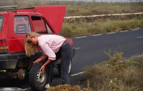 汽車爆胎怎么辦？你應(yīng)該知道的換胎知識！