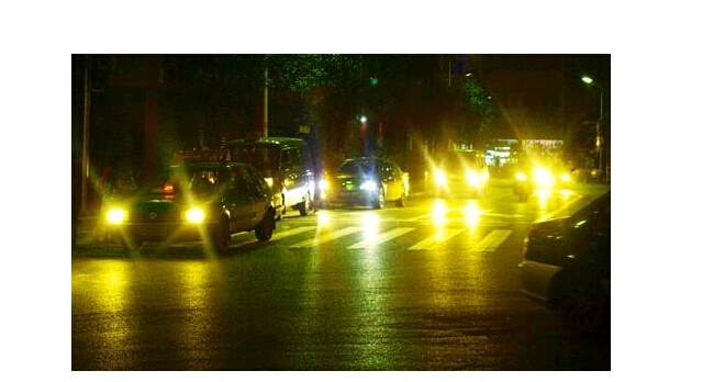 夜晚開車，小心穿了隱身衣的黑衣女子，會吃人！