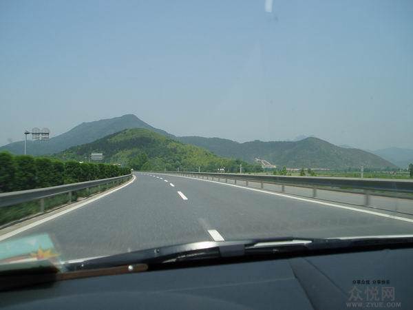 高速上前方出現(xiàn)一塊石頭，你會怎么做？